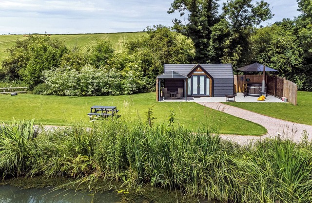 ACORN LODGE AT BRIDGE LAKE FARM & FISHERY, romantic in Chacombe