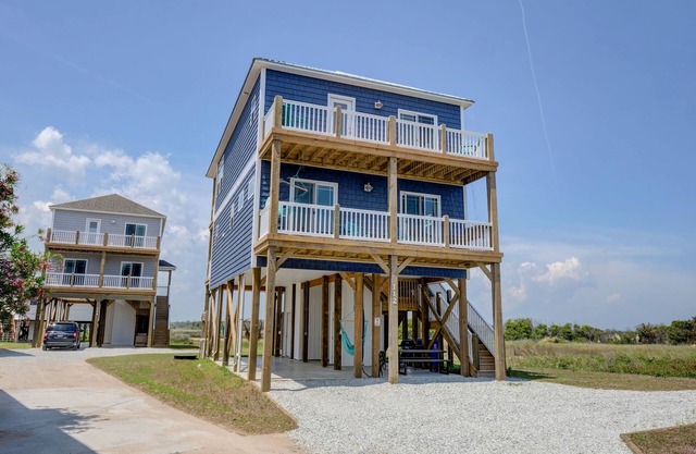 Across the street from the beach! 4/3 with Spectacular views & ELEVATOR!