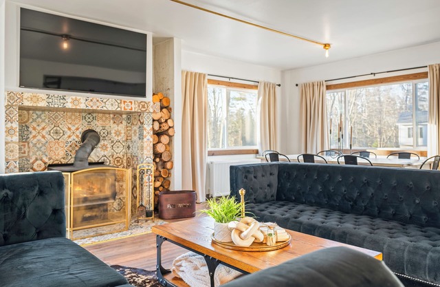 Acute Chalet - Kalahari Waterpark, Mount Airy Casino, Camelback Resort Skiing & Snowboarding