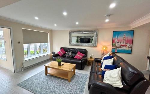 Addlestone Stylish Spacious Three Bedroom House