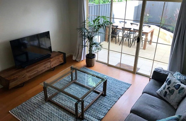 Adelaide | 3BR Norwood Townhouse | Fringe Stay + Wi-Fi + Parking + Smart TV | Walk Everywhere - Stay 4 Nights, Pay Only 3 (June - August 2025)
