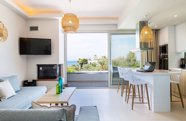 Adelhome - Sea view & walking distance to beach!