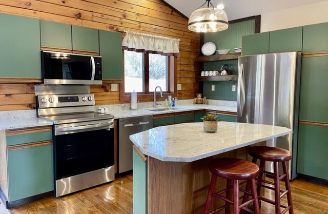 Adirondack Cabin-21 acres to explore and only minutes to Lake George and Vermont