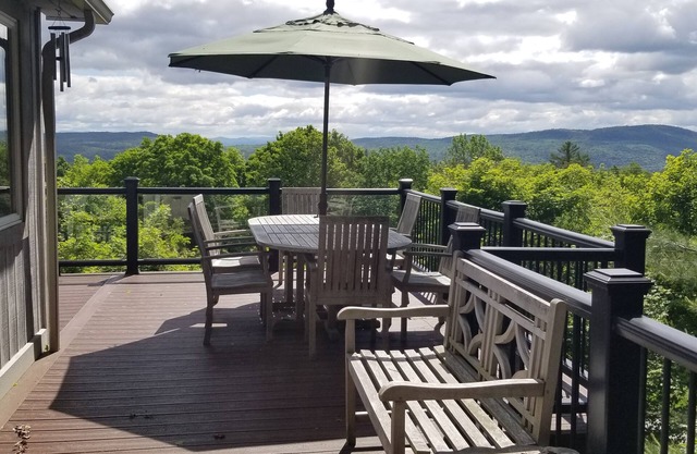 Adirondack cabin w/large deck & outdoor grill