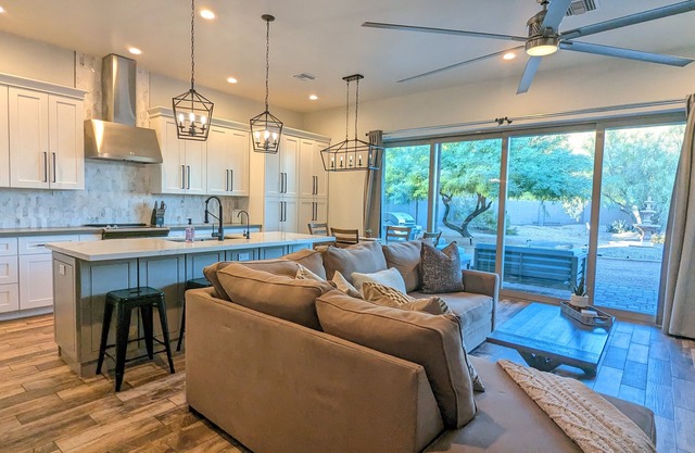 ADOBE - ABODE Modern luxury 1000sqft custom guest home with mountain views