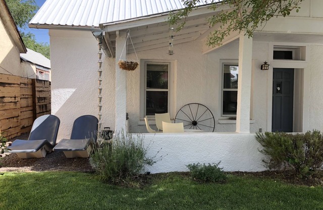 Adobe in Prime location in heart of Marfa, Steamshower, Fantastic Porch