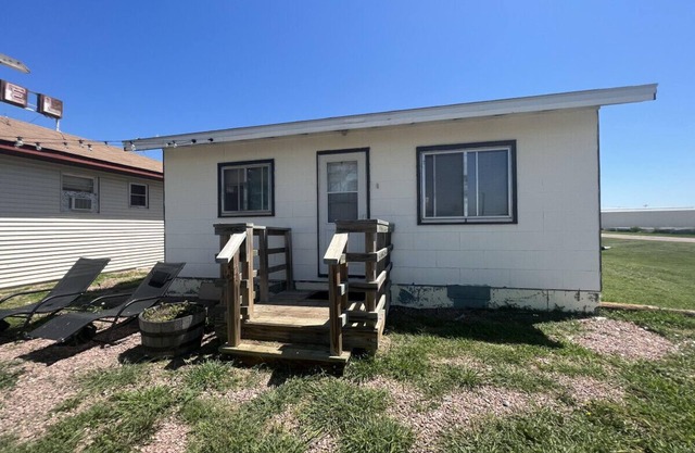 Adorable 1 Bedroom Bungalow