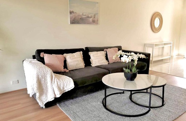 Adorable 3 Br townhouse with wifi & parking