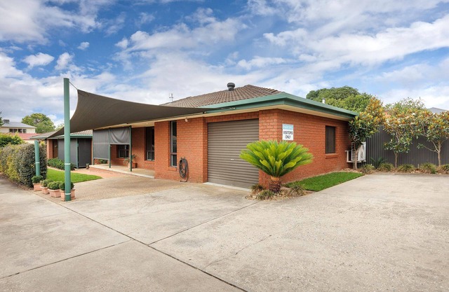 Adorable Abode on Schubach - Fabulous, spacious two bedroom unit close to hospital in East Albury