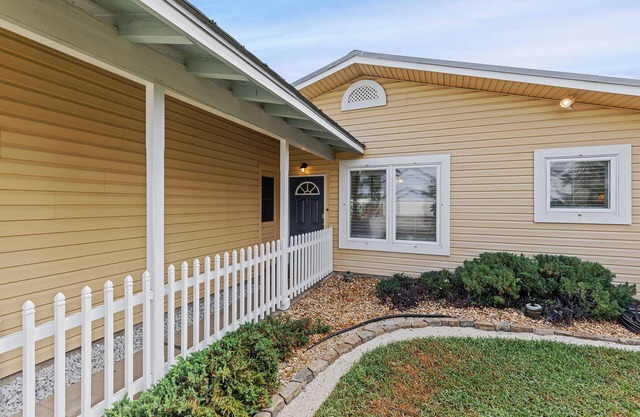 Adorable Beach Cottage with Great Location
