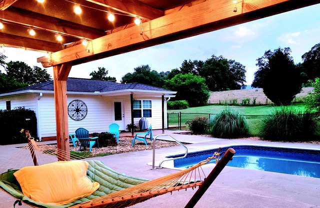 Adorable & Centrally Located Guest Cottage with Pool Access
