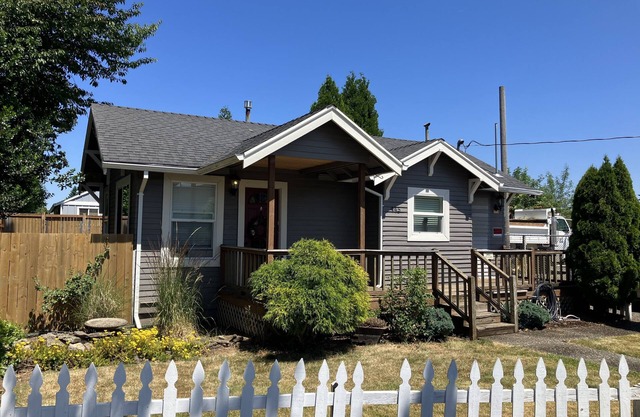 Adorable Cozy OC Bungalow, Oregon City