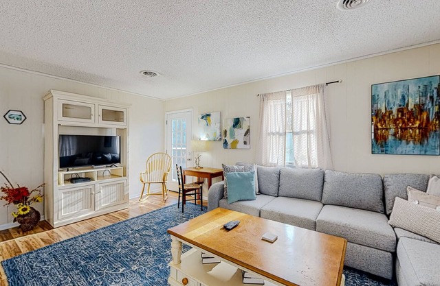 Adorable dog-friendly beach home close to Rehoboth with screened porch & grill