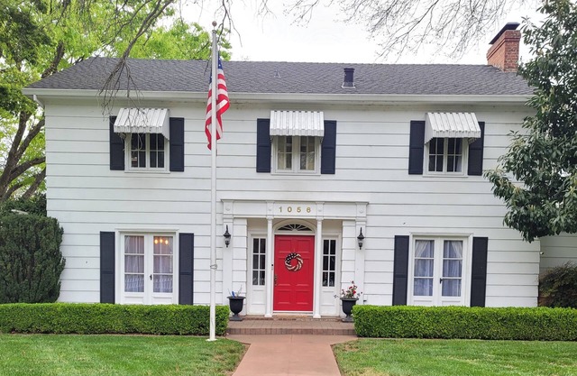 Adorable historic carriage house across from Bidwell Park