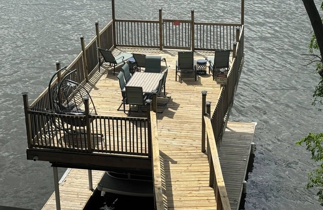 Adorable Lake Home on Lake Shafer-optional Pontoon, 2 Decks, great amenities!