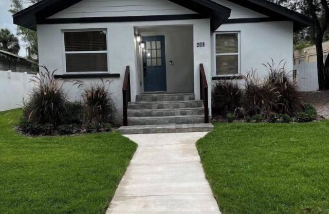 Adorable Modern Patio Bungalow Near Downtown Tampa