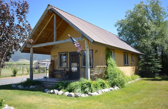 Adorable Montana Country Cabin