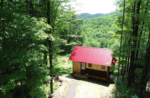 ADORABLE NEW CABIN WITH AMAZING MOUNTAIN VIEWS