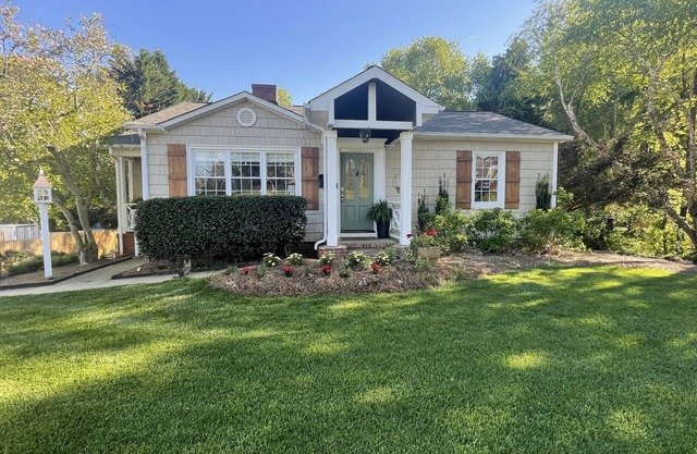 Adorable Private Belmont BungaBelow Basement Suite