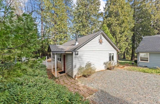 Adorable Quiet Country Cottage