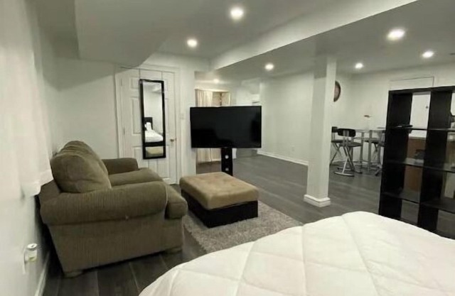 Adorable Quiet & Spacous Private Open Concept Suite