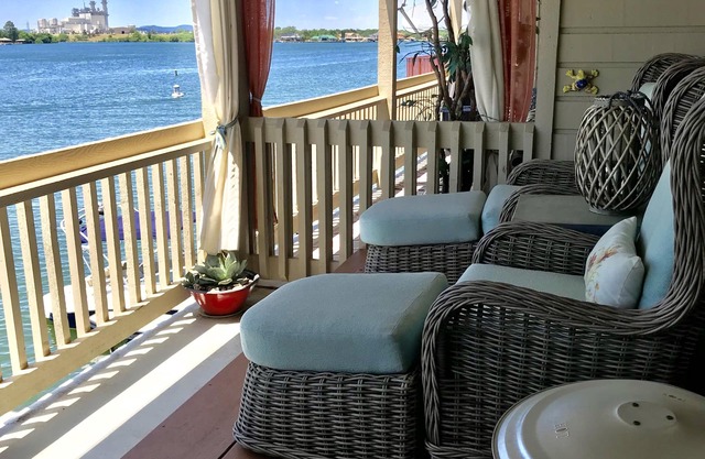Adorable waterfront condo, private docks, and bring the dog!