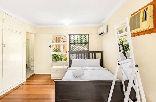 Affordable Studio – Steps from UQ/Shops/Transit