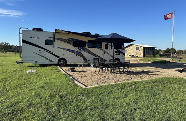 Aggieland Glamping! Cozy RV with modern comforts. Only minutes from campus.
