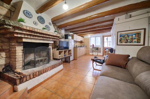 agradable casa rural con chimenea y aire acondicionado