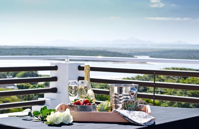Aguia-Vista Couples Haven, Views, Pool, Beach Walk