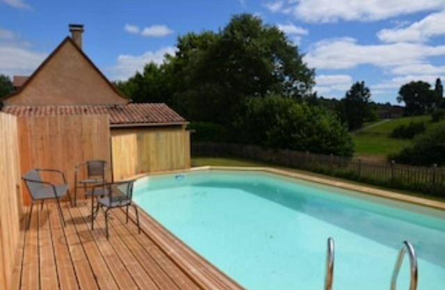 Air-conditioned, garden, private heated pool, pets welcome.