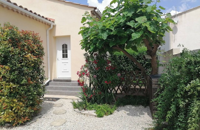 Air-conditioned cottage ideally located in the charming village of Gallargues.