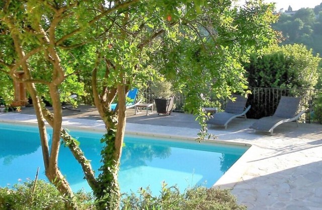 Air-conditioned villa swimming pool near the old village of St Paul, beaches
