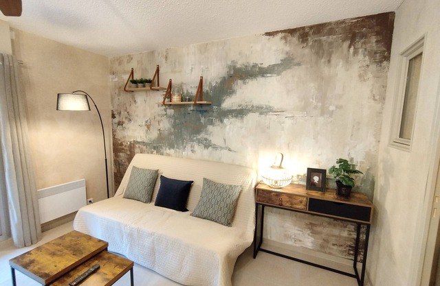Air-conditioned apartment 3 minutes' walk from the beach and shops