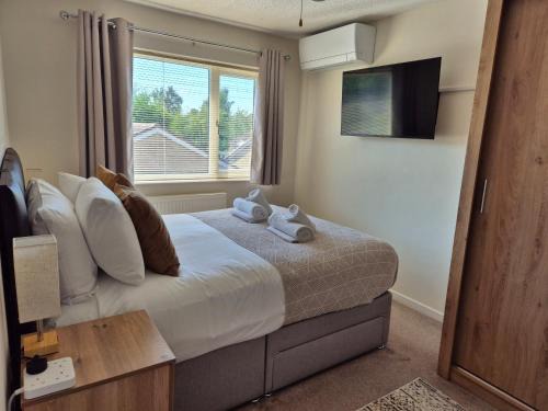 Air Conditioned 3-Bed Home with Garden & Parking