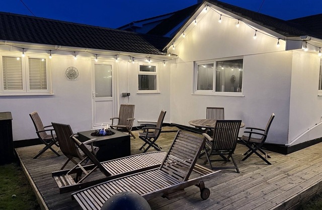 Air conditioned 4 double bed bungalow in quiet location with EV point + parking