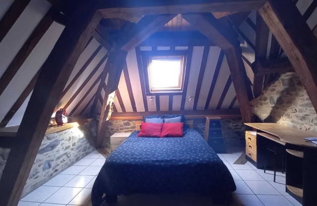 Air-conditioned apartment, view of the Remparts, private parking, room for 2 bicycles.