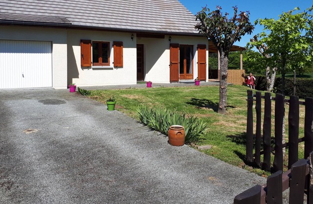 Air-conditioned cottage ideal for a family in the countryside for 4 people