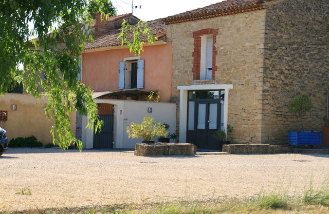 Air-conditioned cottage with pool at Mas de la restanque