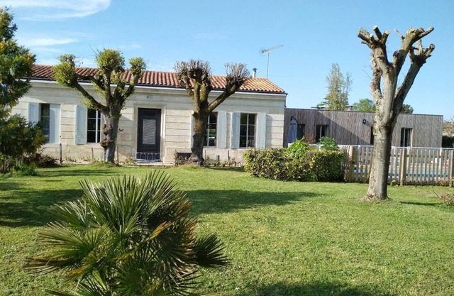 Air-conditioned family home just outside Bordeaux