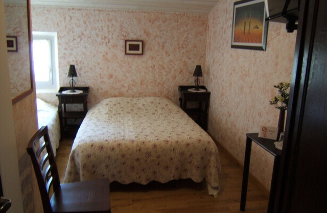 Air-conditioned guest room up to 3 people - Free Wifi.