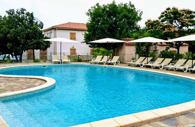 Air-conditioned luxury villa with swimming pool, 1 km from the beach.