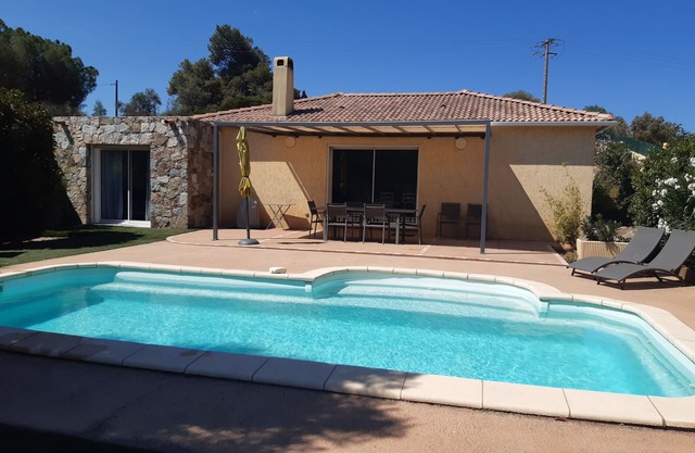 Air-conditioned Maison de la Plaine with swimming pool and unobstructed view.
