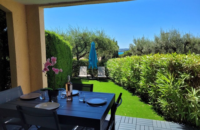 Air-conditioned studio, terrace, garden, swimming pool, beach 300 metres Ste Maxime Var83