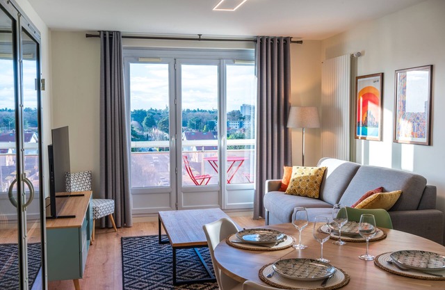 Air-conditioned suite with king-size bed & private parking near Eurexpo and CHU