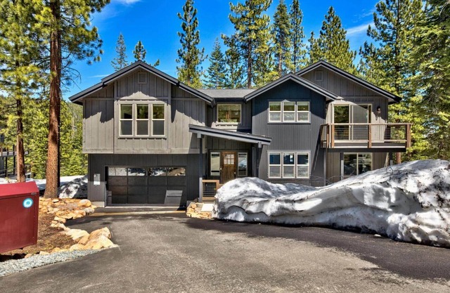 Air Conditioning, Designer Mountain Home, Hot Tub, Bunk Beds, EV Charger