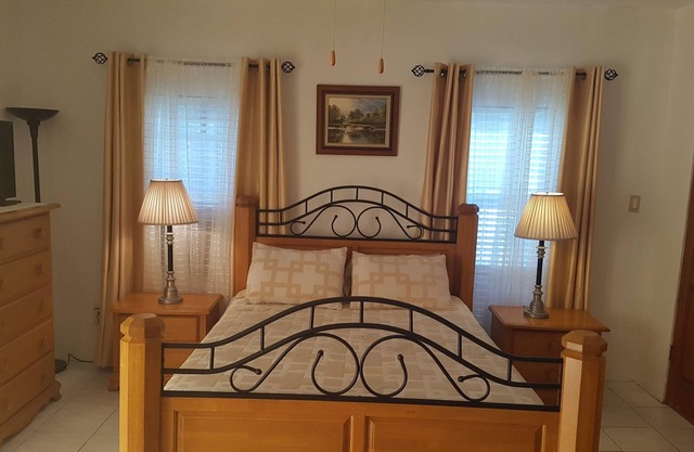 "AIRBAB MOON GATE EAST Charming Traditional Bermuda Home"