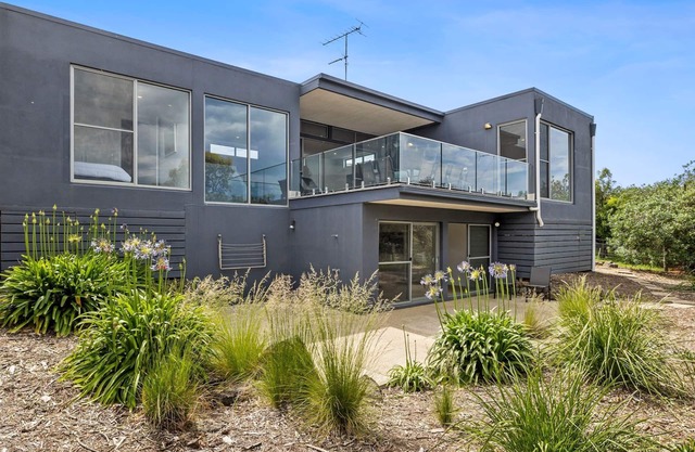 Aireys Sunset Beach House - 4 bedroom modern house with views