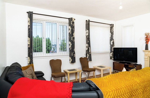 Airport Home | Free Parking | Sleeps 6 | Near City