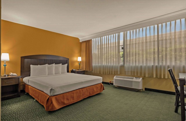 Airport Honolulu Hotel, Trademark Collection by Wyndham